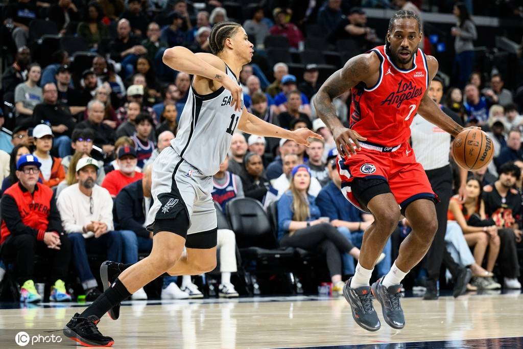 福克斯22+8卡斯尔20分 马刺轻取快船豪取11连胜